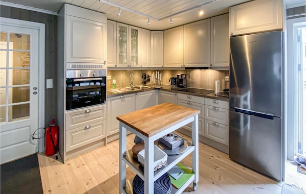 Køleskab, kogeplade, opvaskemaskine, kaffe-/temaskine