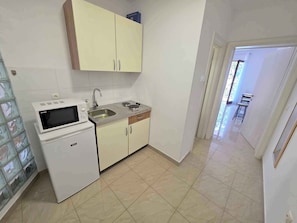 Fridge, stovetop
