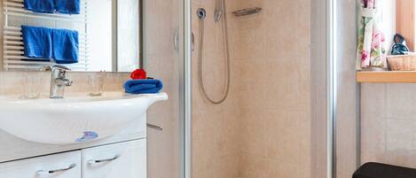 Dusche, Haartrockner, Handtücher