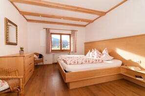 2 chambres, coffres-forts dans les chambres, bureau, draps fournis