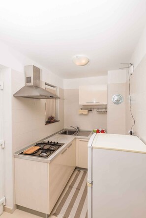 Fridge, stovetop, toaster, cookware/dishes/utensils - Holiday apartment mit Klimaanlage und Meerblick (Klimno)