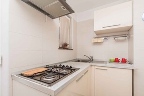 Réfrigérateur, plaque de cuisson, grille-pain