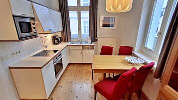 Kühlschrank, Mikrowelle, Ofen, Geschirrspüler