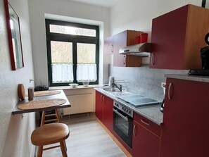 Kühlschrank, Mikrowelle, Ofen, Wasserkocher mit Kaffee-/Teezubehör
