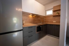 Fridge, microwave, stovetop, cookware/dishes/utensils - Holiday apartment with shared swimming pool (Malinska)