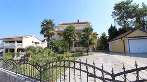 Property grounds - Holiday apartment with shared swimming pool (Malinska)
