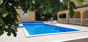 A heated pool - Holiday apartment with shared swimming pool (Malinska)