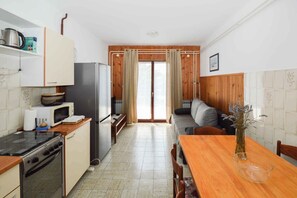 Fridge, microwave, oven, stovetop - Holiday apartment with terrace and air conditioning (Pješćana Uvala)