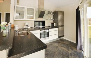 Kjøleskap, kokeplater, oppvaskmaskin og kaffetrakter/tekoker