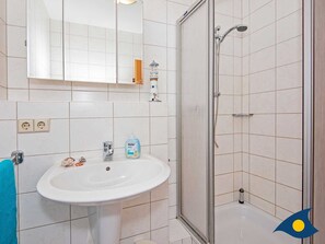 Chuveiro, secador de cabelo, toalhas de banho 