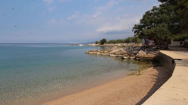 Beach nearby - Studio with air conditioning and terrace (Vantačići)