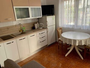 Fridge, microwave, stovetop, coffee/tea maker - Studio with air conditioning and terrace (Vantačići)