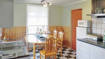 Refrigerador, parrilla de estufa y cafetera y tetera