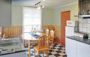Réfrigérateur, micro-ondes, plaque de cuisson, cafetière/bouilloire