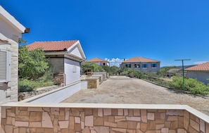 A residential area with houses featuring red-tiled roofs and stone walls. - Stunning apartment in Drvenik Mali (Drvenik Mali)