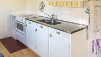 Kühlschrank, Herdplatte, Wasserkocher mit Kaffee-/Teezubehör