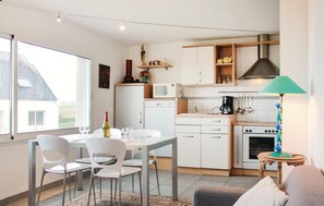 Réfrigérateur, four à micro-ondes, surface de cuisson, lave-vaisselle