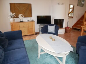 Een televisie en een open haard