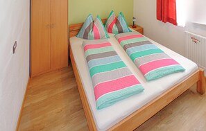 3 bedrooms, travel crib, free WiFi, bed sheets