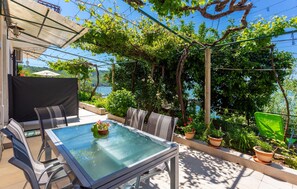 تناول الطعام بالخارج