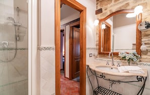 Shower - Beautiful home in Cortona (AR) with swimming pool (Cortona (AR))