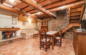 TV, fireplace - Beautiful home in Cortona (AR) with swimming pool (Cortona (AR))