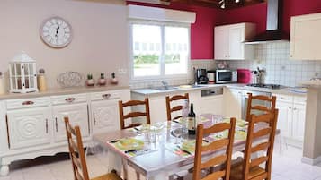 Fridge, dishwasher, cookware/dishes/utensils