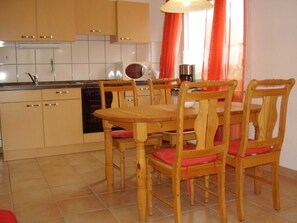 Køleskab, mikrobølgeovn, ovn, kaffe-/temaskine