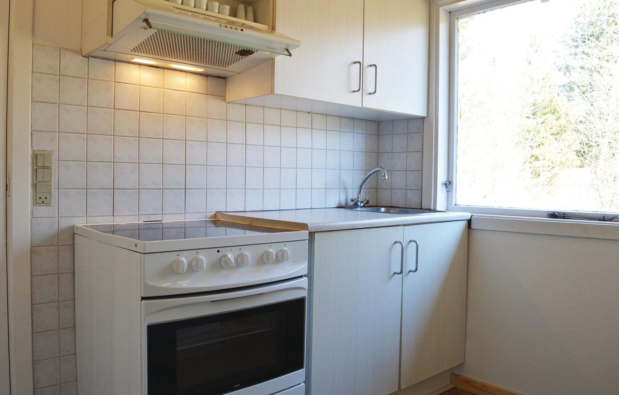 Kühlschrank, Herdplatte, Wasserkocher mit Kaffee-/Teezubehör