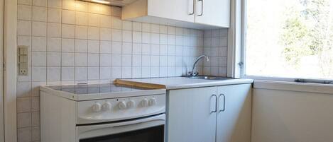 Køleskab, kogeplade, kaffe-/temaskine