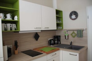 KĂŒhlschrank, Mikrowelle, Wasserkocher mit Kaffee-/Teezubehör