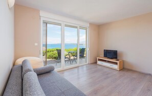 TV, tavolo da ping pong