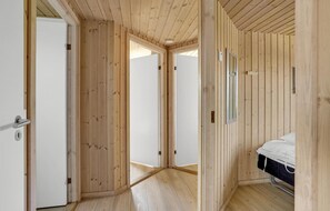 6 bedrooms, travel crib, free WiFi