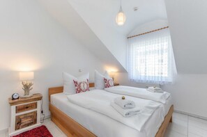 2 bedrooms, iron/ironing board, WiFi