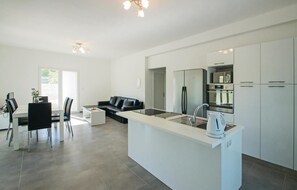 Geladeira, micro-ondas, cooktop, lava-louças