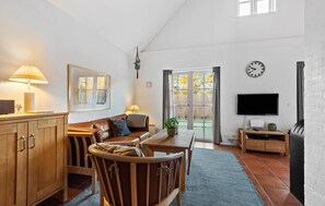 Fernseher, Kamin, DVD-Player