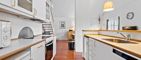 Réfrigérateur, surface de cuisson, lave-vaisselle, cafetiÚre-théiÚre