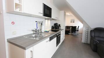 Kühlschrank, Mikrowelle, Ofen, Geschirrspüler