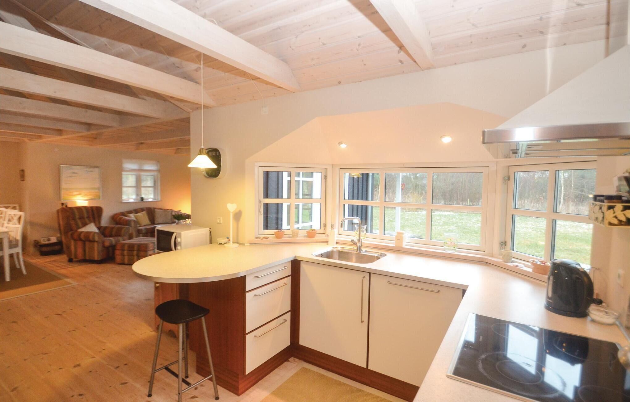 Refrigerador, parrilla de estufa, lavavajillas y cafetera y tetera 