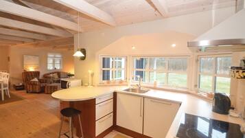 Refrigerador, parrilla de estufa, lavavajillas y cafetera y tetera