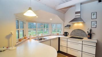 Refrigerador, parrilla de estufa, lavavajillas y cafetera y tetera