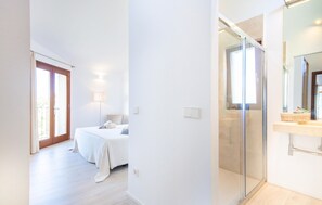 3 bedrooms, travel crib, free WiFi, bed sheets