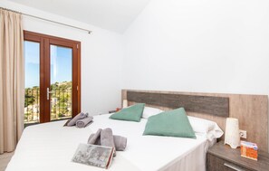 3 bedrooms, travel crib, free WiFi, bed sheets