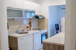 Fridge, microwave, oven, stovetop - Holiday apartment 80 m to the beach with sea views (Lopar)