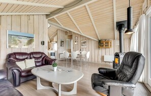 Smart TV, fireplace, DVD player - Lovely home in Rømø with kitchen (Rømø)