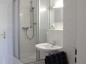 Bathroom - (6) 2-room apartment - apartment house Sanssouci (Kühlungsborn)