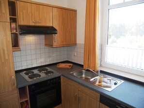 Réfrigérateur, four, lave-vaisselle, cafetière/bouilloire