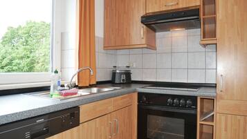 Fridge, oven, dishwasher, coffee/tea maker