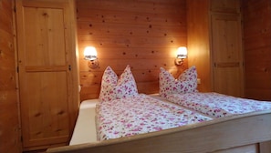 2 chambres, lit parapluie, draps fournis