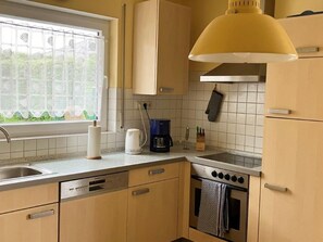 冷蔵庫、オーブン、食器洗い機、ハイチェア